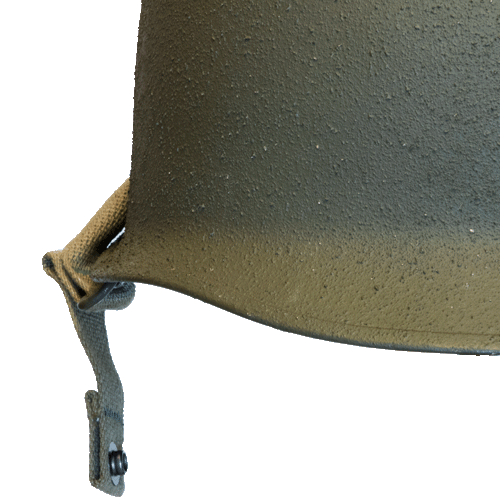 Coque US M1C parachutiste vue de la texture cork granulée et le jugulaire avec ses boutons pression
