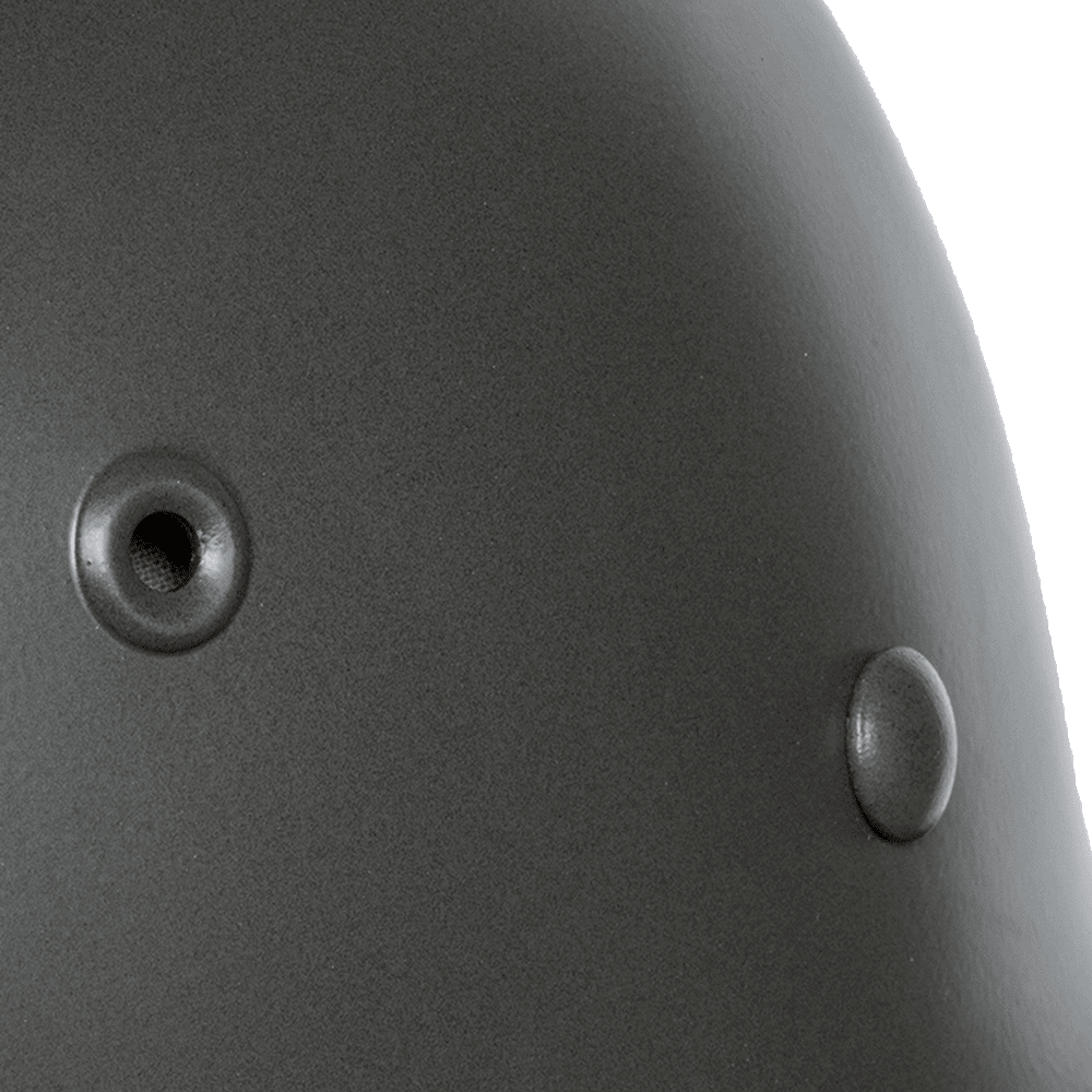 Image d'ambiance en gros plan du rivet d'aération et de la peinture du Stahlhelm M40