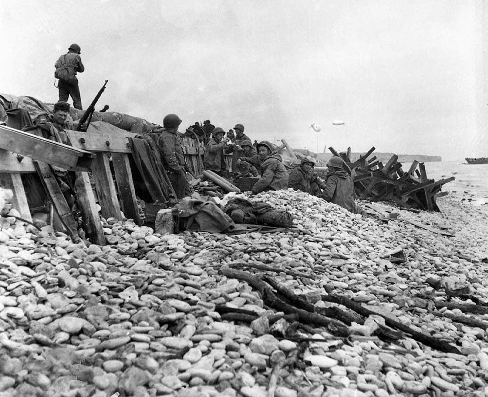 Soldats du 7th Naval Beach Battalion sur un plage en normandie