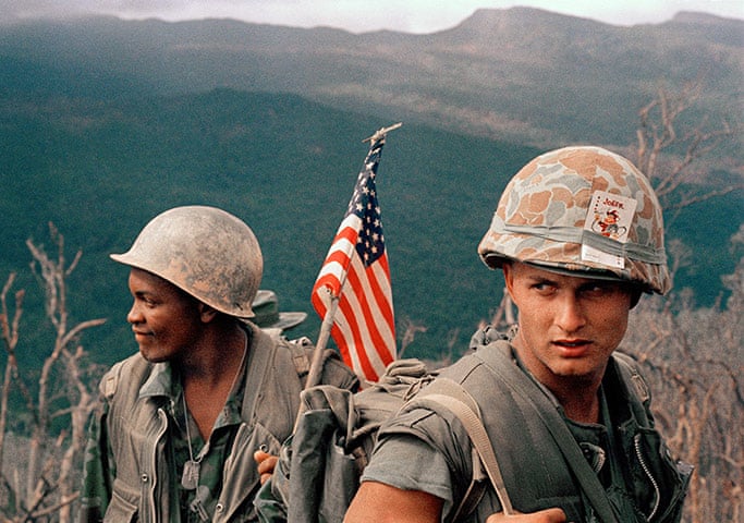 Soldat US durant la guerre du Vietnam portant un couvre casque moustiquaire type USMC sur son casque US M1