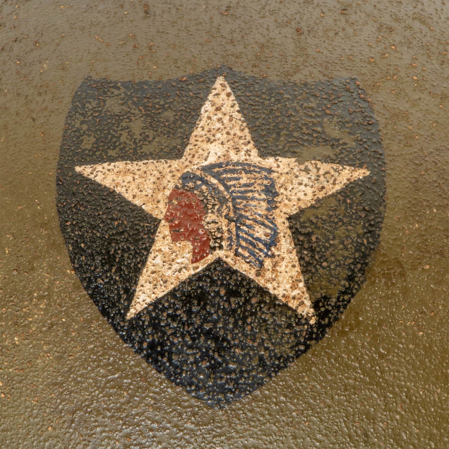 Gros plan des insignes avant du casque Batttle Battered 2nd Infantry DivisionCasque Complet M1 pattes fixes Battle Battrered 2nd Infantry Divisiongros plan de l'insigne avant 2