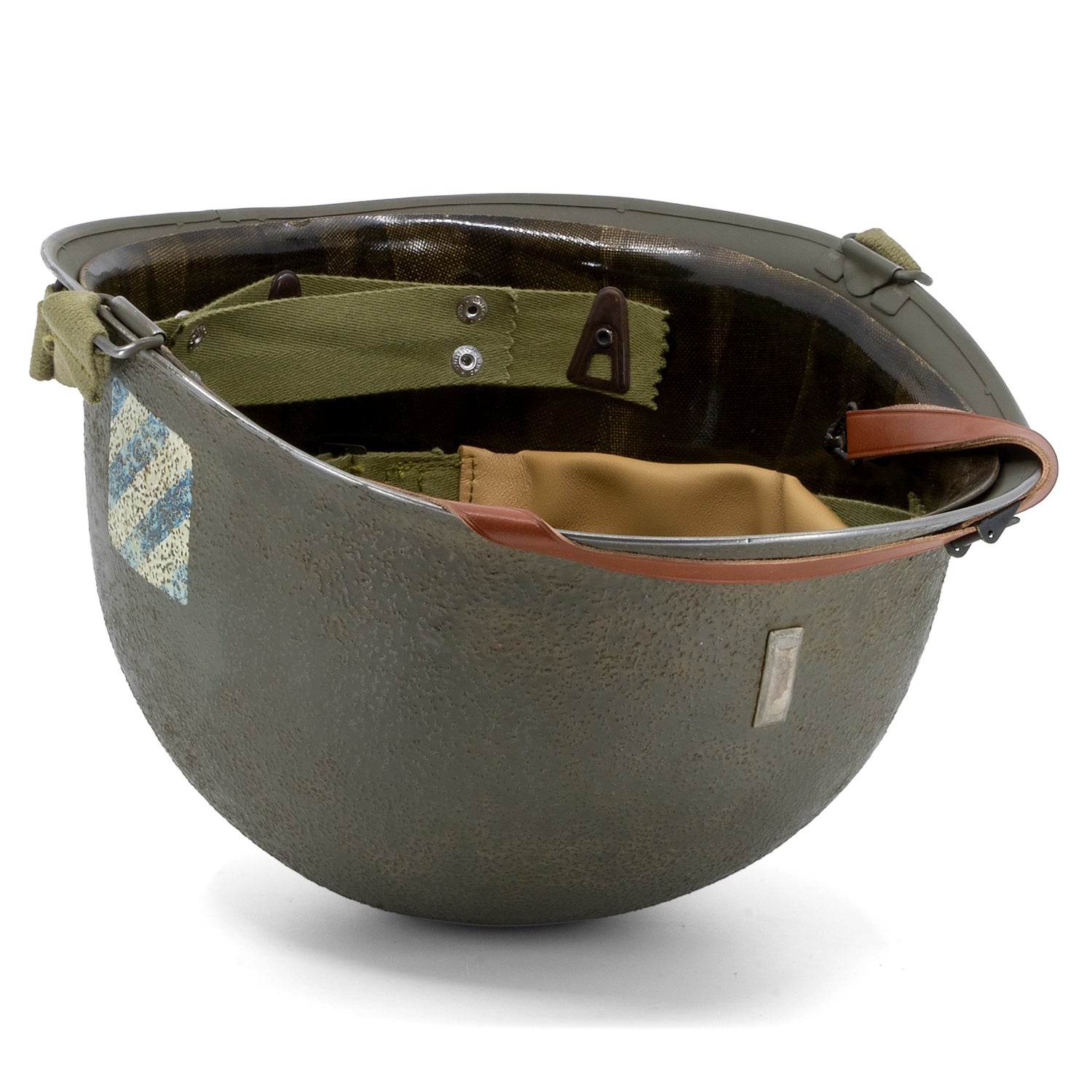 Casque complet Battle Battered 3rd ID 7th Infantry Regiment 1st Battalion 1st Lt posé à l'envers de 3/4 face.