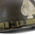 Casque complet Battle Battered 3rd ID 7th Infantry Regiment 1st Battalion 1st Lt gros plan de la jugulaire à barre surélevée.