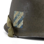 Casque complet Battle Battered 3rd ID 7th Infantry Regiment 1st Battalion 1st Lt gros plan de l'insigne latéral droit.
