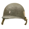 Coque de casque en version Battle Battered du 502nd PIR et son grade de 1st Lt en métal colé à l'avant du casque. Vue de 3/4 de la coque avec son insigne en métal de lieutenant.