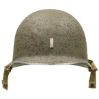 Coque de casque en version Battle Battered du 502nd PIR et son grade de 1st Lt en métal colé à l'avant du casque. Vue avant de la coque avec son insigne de 1st Lt