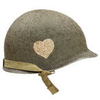 Coque de casque en version Battle Battered du 502nd PIR et son grade de 1st Lt en métal colé à l'avant du casque. Vue latérale droite de l'insigne du 502nd PIR.