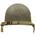 Coque de casque en version Battle Battered du 502nd PIR et son grade de 1st Lt en métal colé à l'avant du casque. Vue arrière de la coque.
