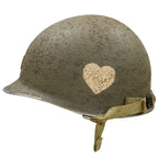 Coque de casque en version Battle Battered du 502nd PIR et son grade de 1st Lt en métal colé à l'avant du casque. vue latérale gauche de l'insigne du 502nd PIR.