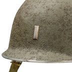 Coque de casque en version Battle Battered du 502nd PIR et son grade de 1st Lt en métal colé à l'avant du casque. Vue de l'avant de la coque.