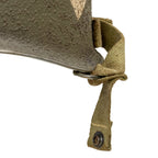 Coque de casque en version Battle Battered du 502nd PIR et son grade de 1st Lt en métal colé à l'avant du casque. Gros plan des boutons pression à l'extrémité de la jugulaire.