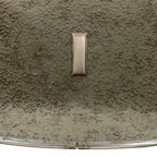 Coque de casque en version Battle Battered du 502nd PIR et son grade de 1st Lt en métal colé à l'avant du casque. Gros plan de l'insigne avant en métal.