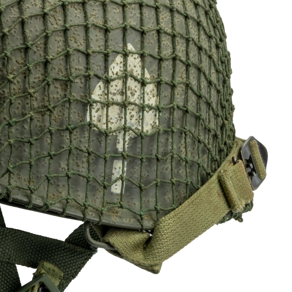 Casque complet parachutiste version M1-C Market Garden de NCO du 506th PIR de la 101st Abn gros plan de l'insigne.