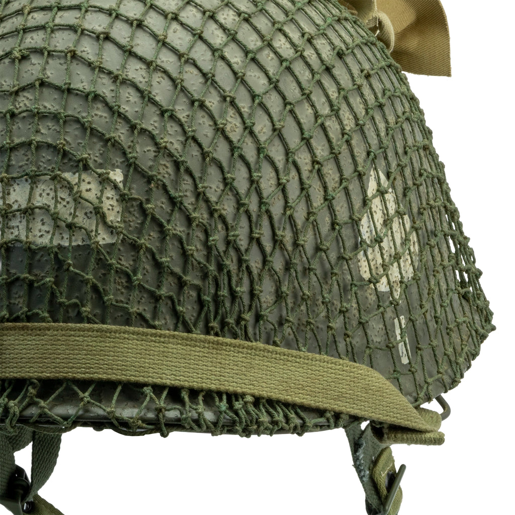 Casque complet parachutiste version M1-C Market Garden de NCO du 506th PIR de la 101st Abn vue en gros plan de l'arrière