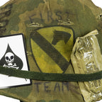 Casque M1 Vietnam LZ X-RAY - Vue du graffiti de 1ère Division de Cavalerie et son insigne patiné