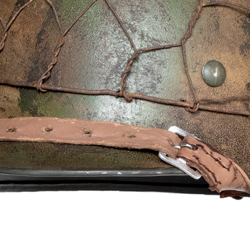 Gros plan de la jugulaire du casque allemand Stahlhelm M40 camouglage Normandie