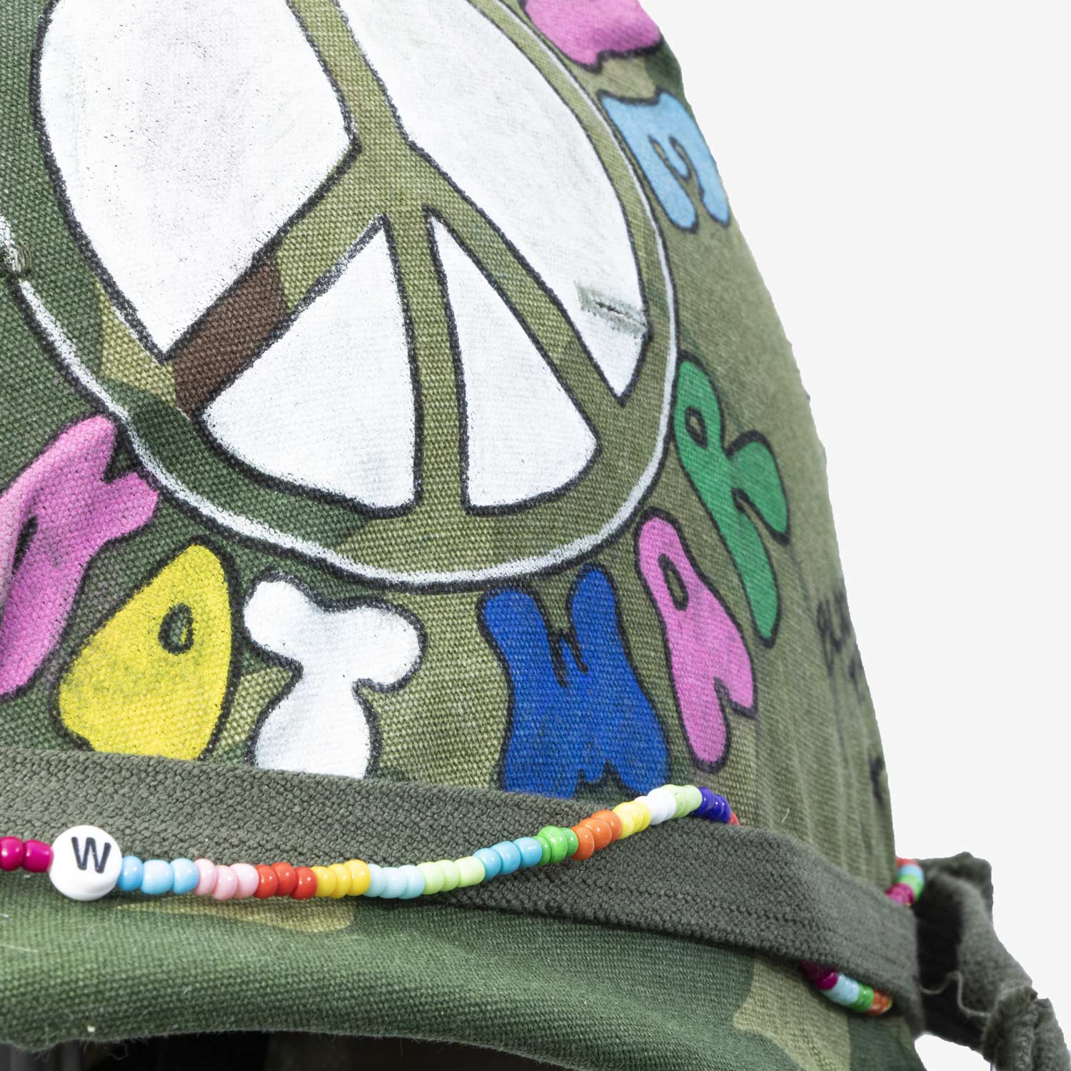 Gros pan sur les dessins du couvre casque Mitchell du casque complet en édition limitée The Hippie