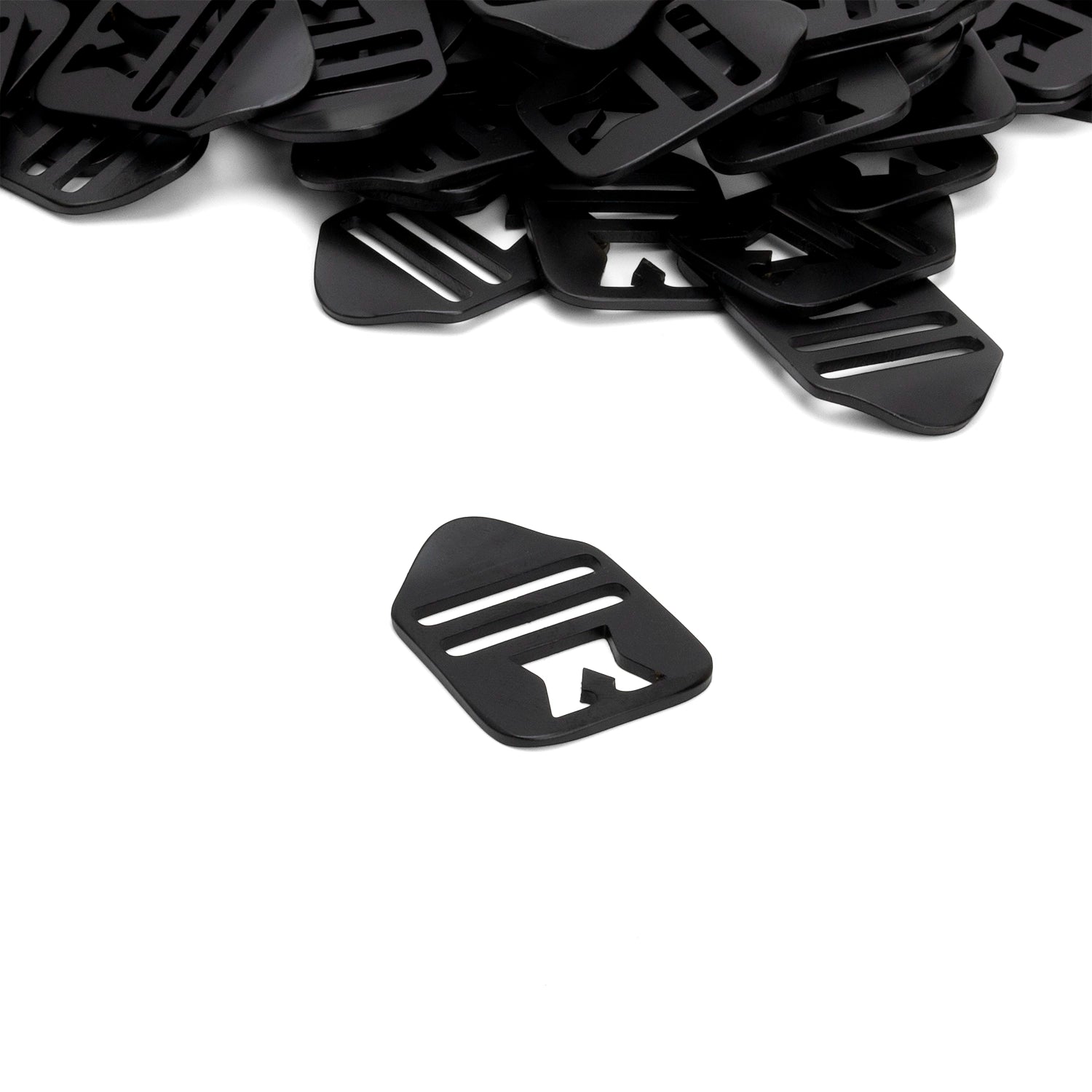 Boucle en laiton plate noir pour jugulaire de casque lourd M1 US WW2 vue d'ensemble.