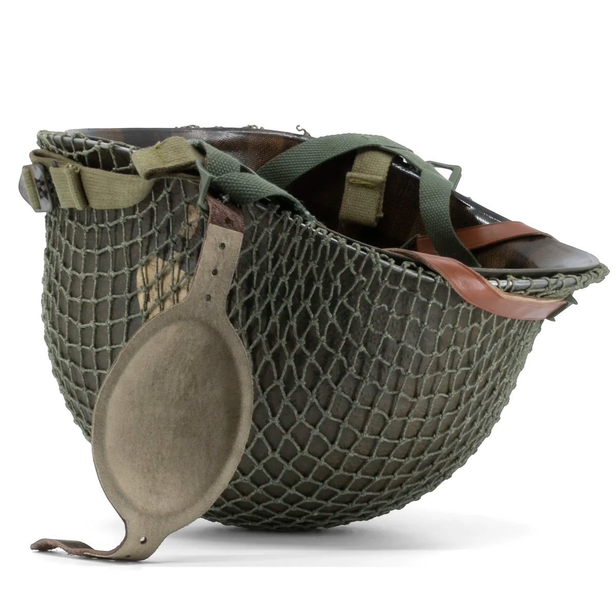 Casque complet parachutiste M1-C original avec sa coque McCord 884C et son liner Westinghouse, marquage 506th PIR 2nd bn NCO posé à l'envers avec son filet petites mailles monté.