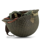 Casque complet parachutiste M1-C original avec sa coque McCord 884C et son liner Westinghouse, marquage 506th PIR 2nd bn NCO posé à l'envers avec son filet petites mailles monté dessus.