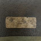 Gros plan du marquage arrière NCO du casque complet parachutiste M1-C original avec sa coque McCord 884C et son liner Westinghouse, marquage 506th PIR 2nd bn NCO