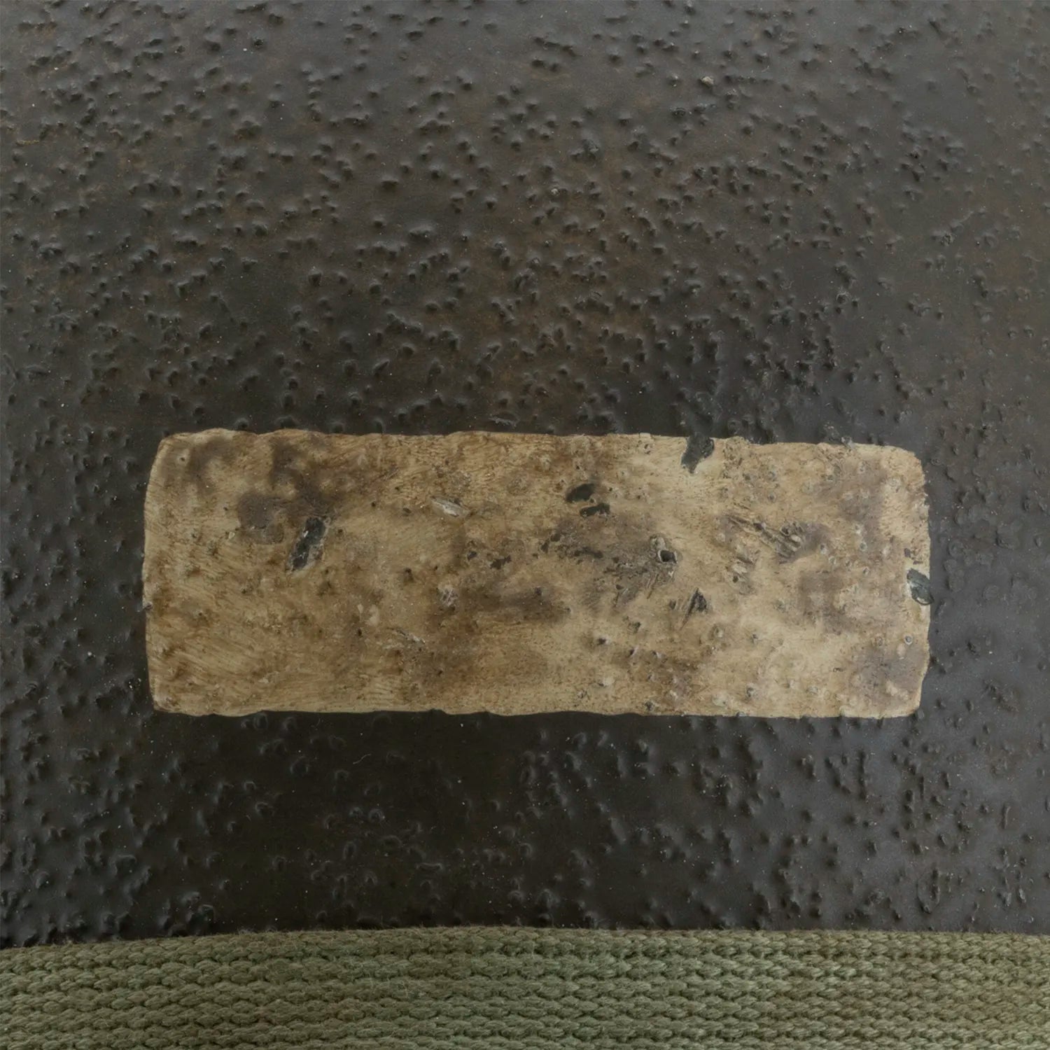 Gros plan du marquage arrière NCO du casque complet parachutiste M1-C original avec sa coque McCord 884C et son liner Westinghouse, marquage 506th PIR 2nd bn NCO