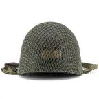 Vue arrière posée du casque complet parachutiste M1-C original avec sa coque McCord 884C et son liner Westinghouse, marquage 506th PIR 2nd bn NCO filet monté.