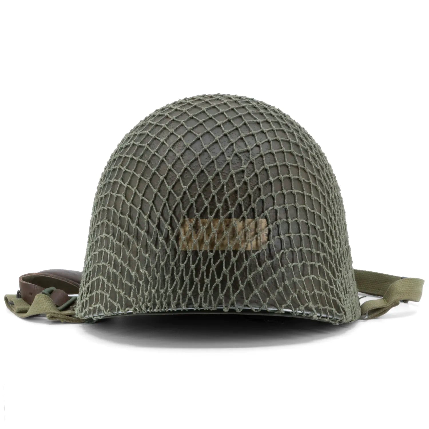 Vue arrière posée du casque complet parachutiste M1-C original avec sa coque McCord 884C et son liner Westinghouse, marquage 506th PIR 2nd bn NCO filet monté.