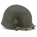 Vue latérale droite du casque complet parachutiste M1-C original avec sa coque McCord 884C et son liner Westinghouse, marquage 506th PIR 2nd bn NCO avec son filet petites mailles monté.