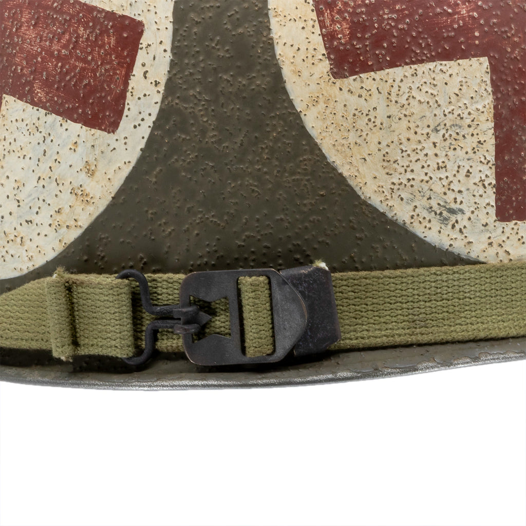 Casque Complet Infanterie Pattes Mobiles Battle Battered Mon Casque M1 Combat Medic 4 Panneaux vue en gros plan de la jugulaire de casque lourd Mid War à boucle plate en laiton.