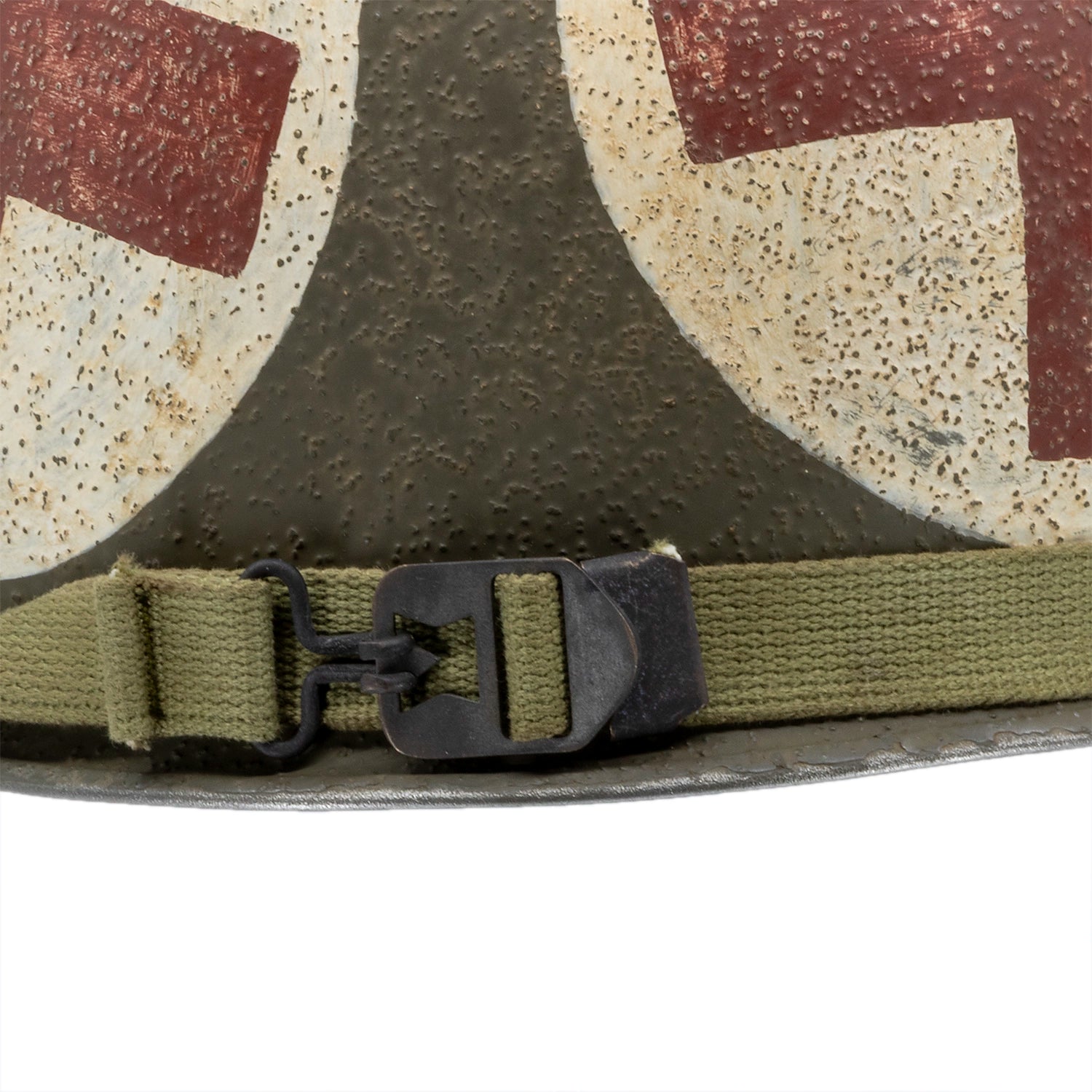 Casque Complet Infanterie Pattes Mobiles Battle Battered Mon Casque M1 Combat Medic 4 Panneaux vue en gros plan de la jugulaire de casque lourd Mid War à boucle plate en laiton.