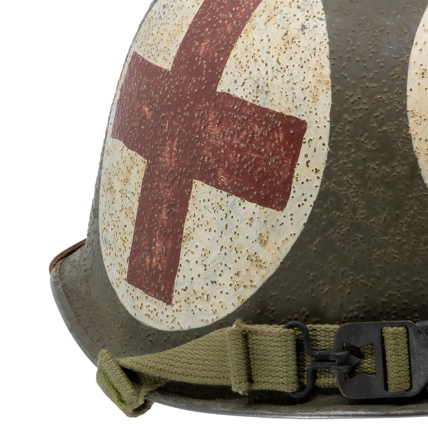 Casque Complet Infanterie Pattes Mobiles Battle Battered Mon Casque M1 Combat Medic 4 Panneaux vue du côté du casque lourd et son insigne latéral.