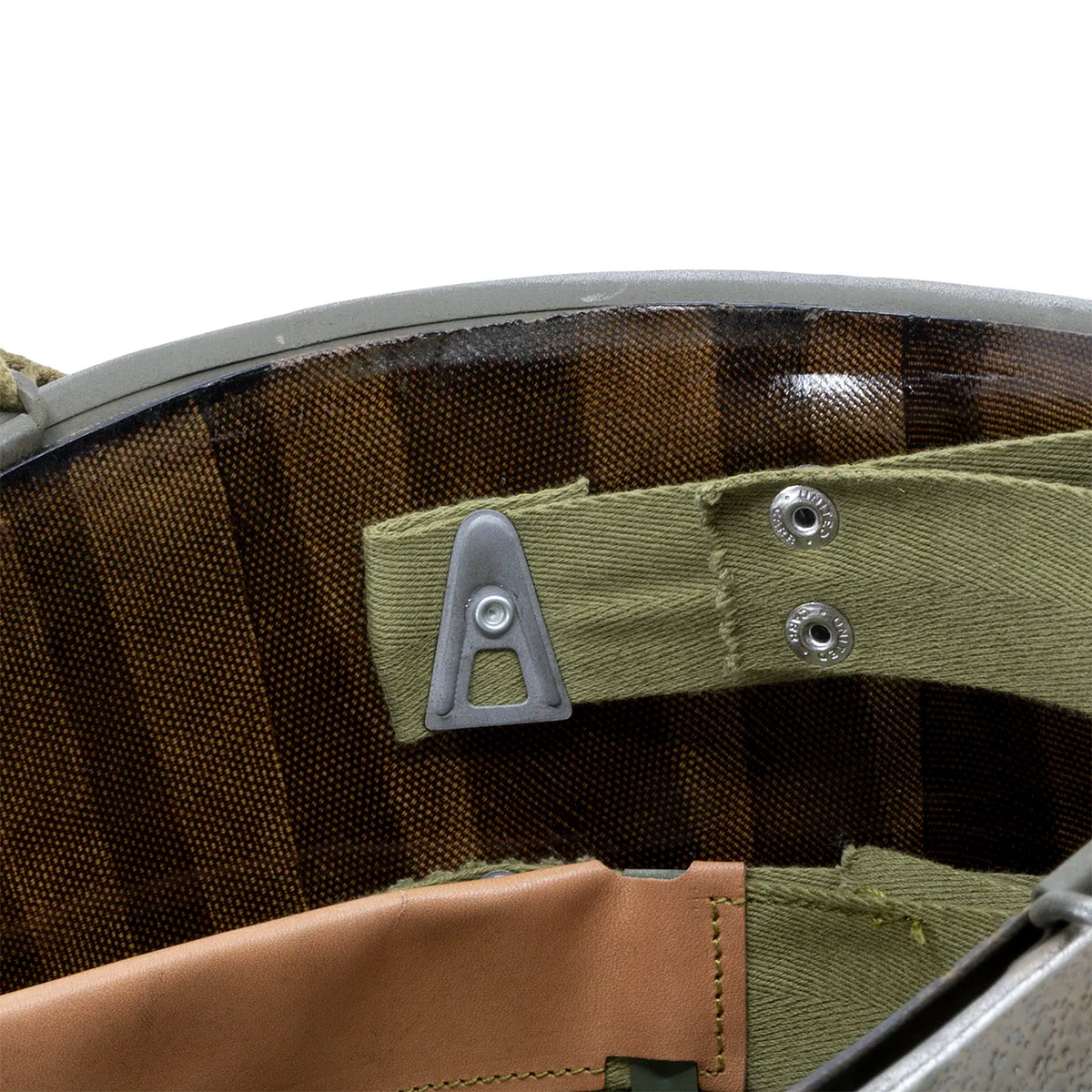Detail der Kopfbandklammer und der Druckknoepfe des Firestone-Innenhelms auf dem HBT-Gewebe