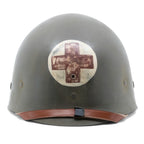 Firestone-Innenhelm in Vorderansicht, rotes Kreuz auf weisser Scheibe und Lederkinnriemen mit schwarzer Schnalle