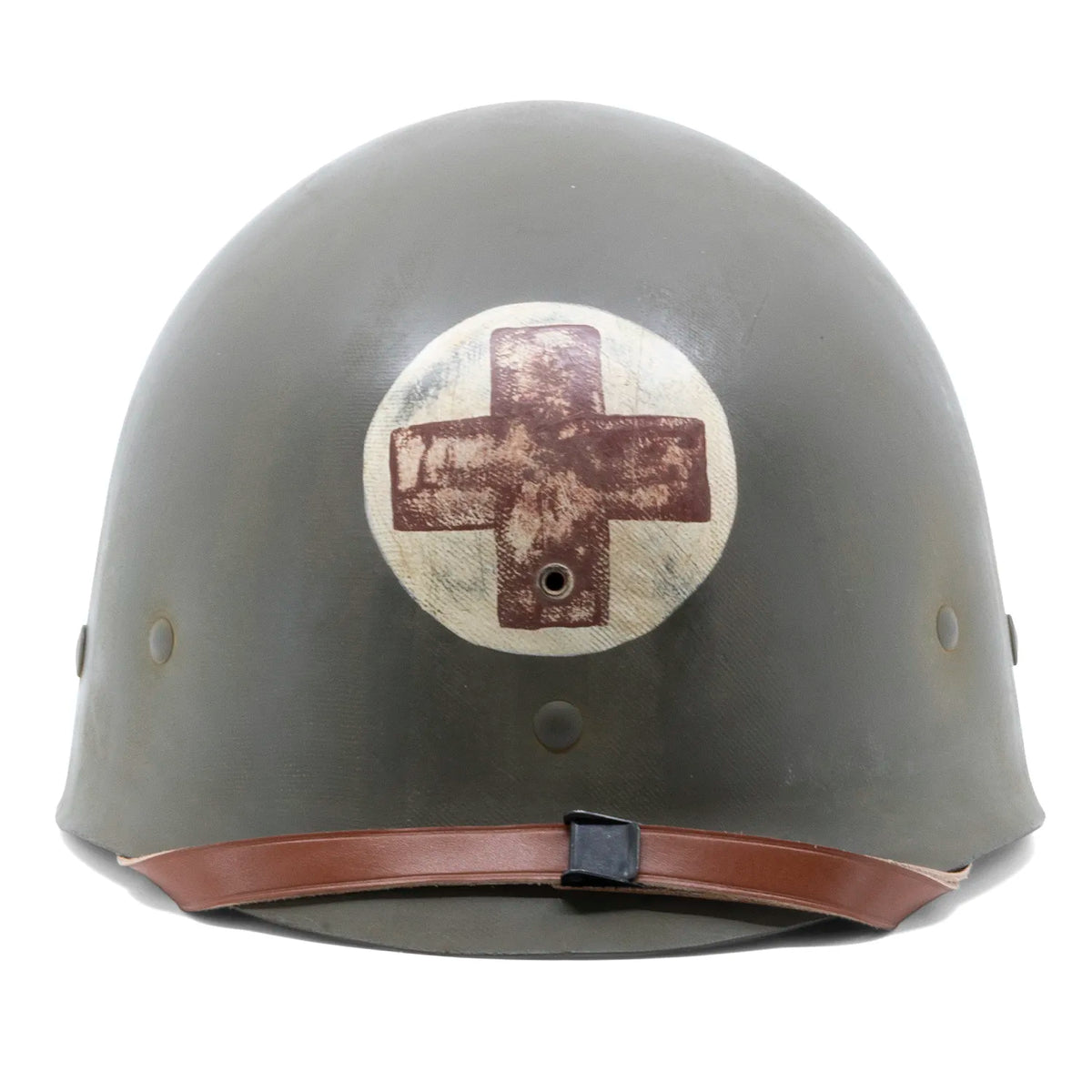 Firestone-Innenhelm in Vorderansicht, rotes Kreuz auf weisser Scheibe und Lederkinnriemen mit schwarzer Schnalle