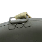 Detail eines beweglichen Buegels der McCord-Helmglocke 970A mit dem Baumwollgurtband des Kinnriemens
