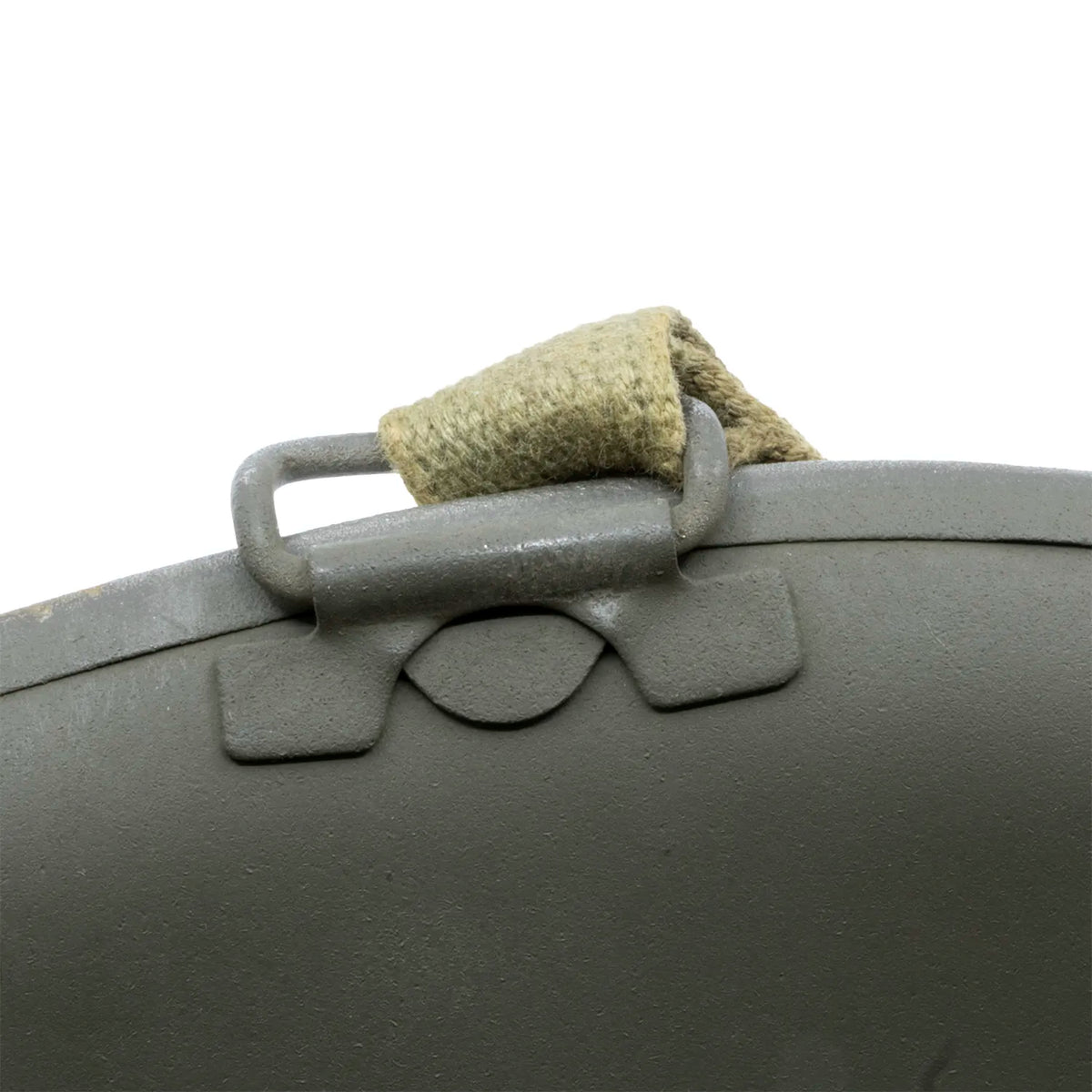 Detail eines beweglichen Buegels der McCord-Helmglocke 970A mit dem Baumwollgurtband des Kinnriemens