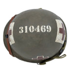 Oberseite des US M1 Combat-Medic-Helms McCord 970A mit der Kennnummer 310469 als weisser Schablonenaufdruck