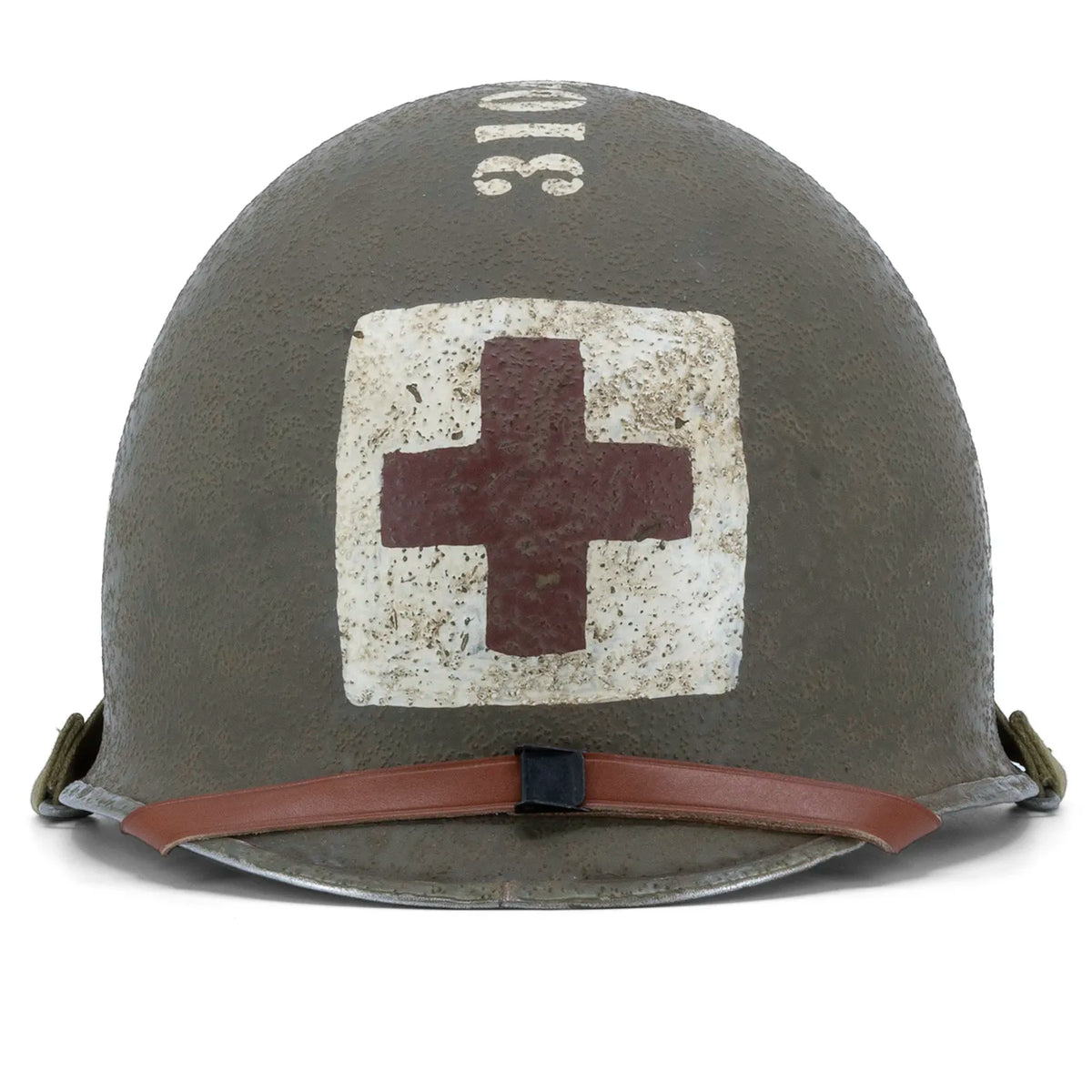 US M1 Combat-Medic-Helm, McCord-Helmglocke 970A, Vorderansicht, rotes Kreuz auf quadratischem weissem Feld und hochgeschlagener Lederkinnriemen des Innenhelms