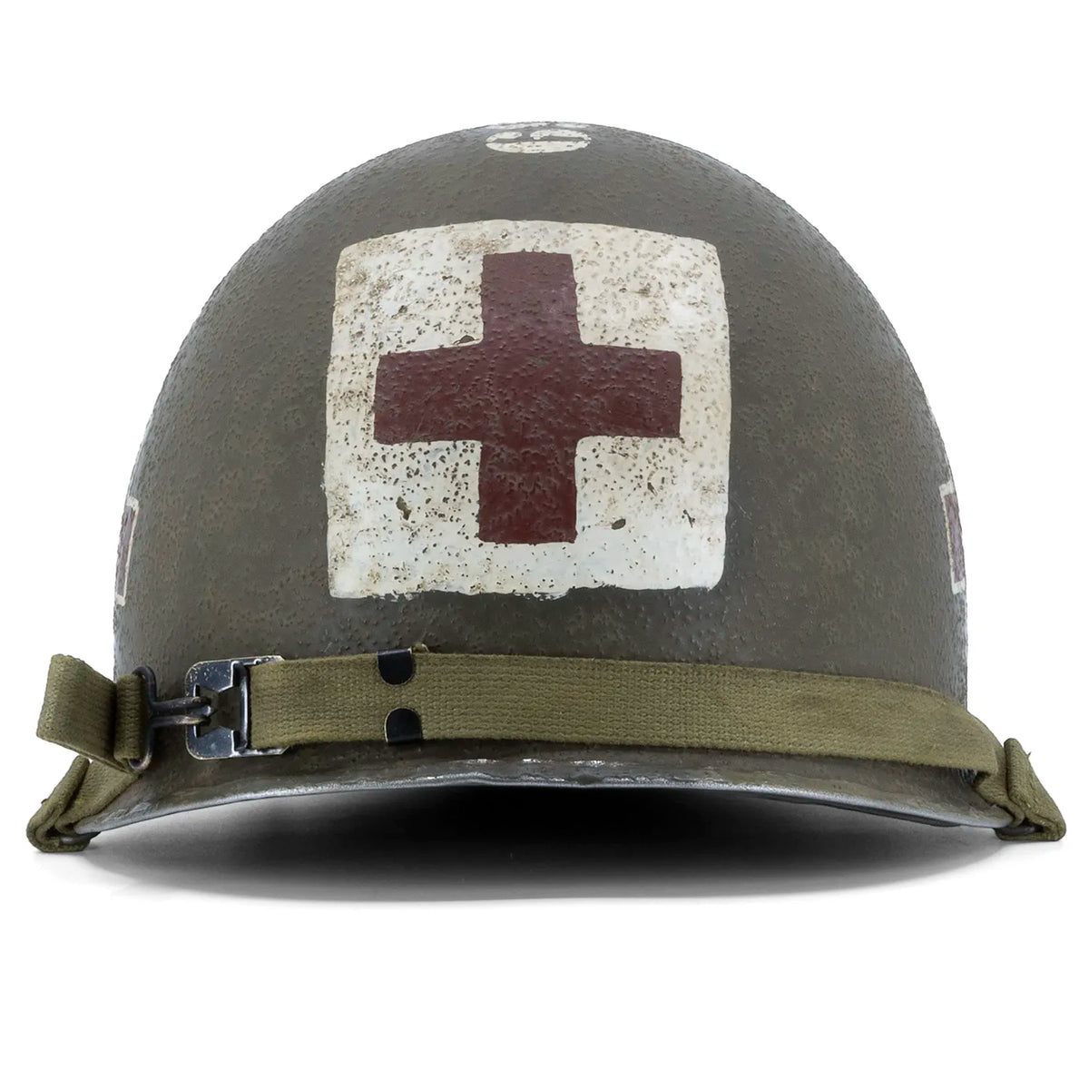 US M1 Combat-Medic-Helm, McCord-Helmglocke 970A, Rueckansicht, rotes Kreuz auf abgenutztem weissem Feld und olivgruener Baumwollkinnriemen