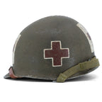 US M1 Combat-Medic-Helm, McCord-Helmglocke 970A, gegenueberliegende Seitenansicht, rotes Kreuz mit weisser Umrandung und sichtbarer Edelstahl-Randbeschlag