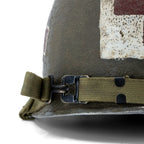 Detail des olivgruenen Baumwollkinnriemens des US M1 970A, geschwaerzte Schnalle, beweglicher Buegel und Edelstahl-Randbeschlag