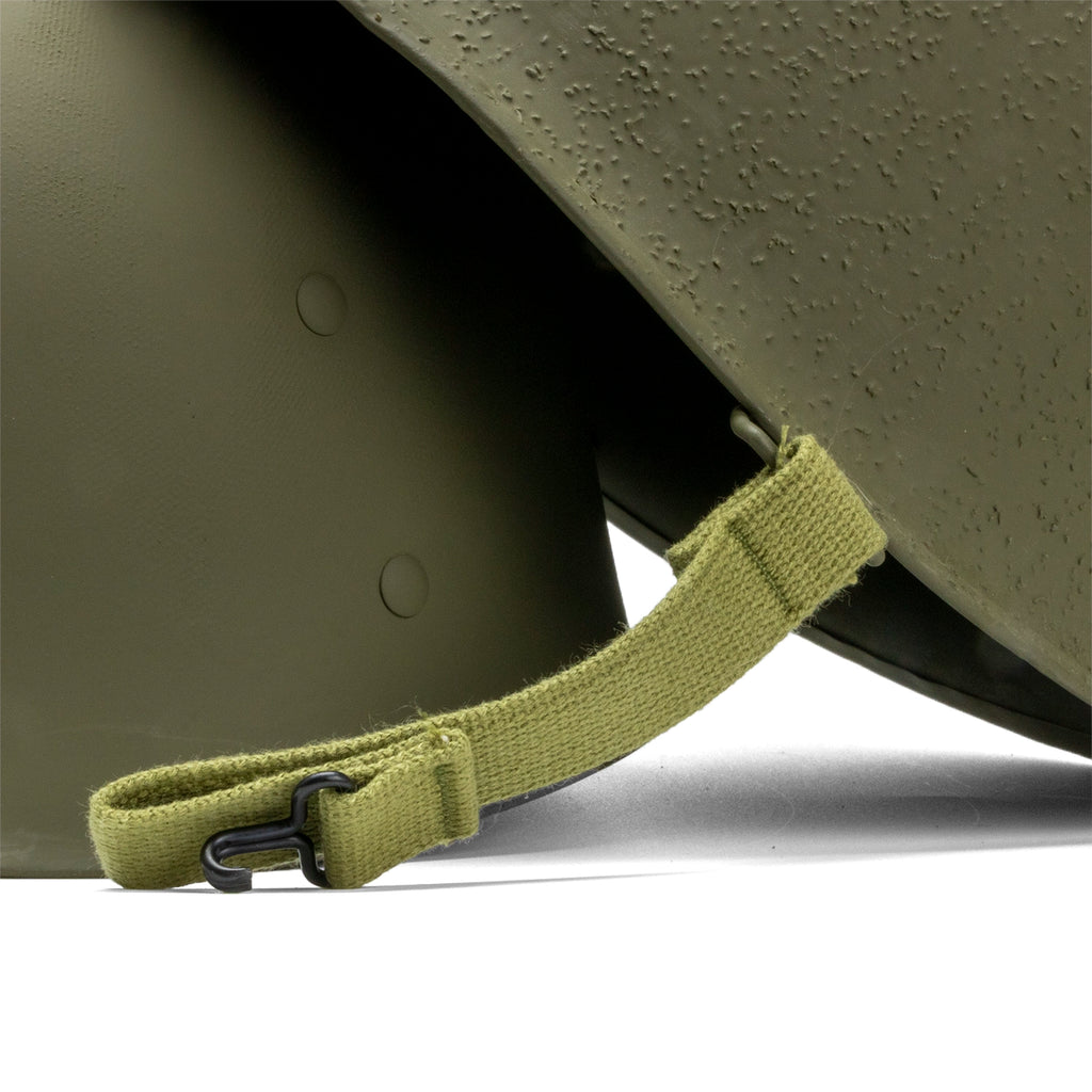 Casque Complet Infanterie McCord 1052G - Liner CAPAC gros plan de la jugulaire du casque lourd.