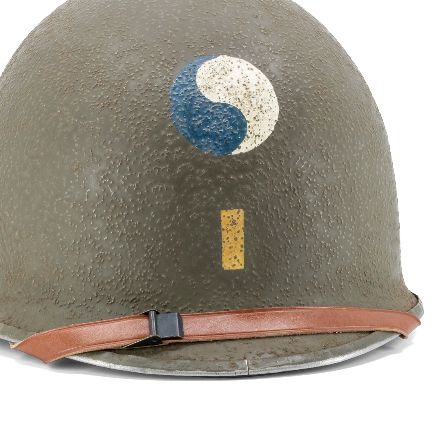 Casque Complet Infanterie Original Schlueter et liner Firestone version 29th ID 2nd Lieutenant Battle Battered vue générale des insignes avant.