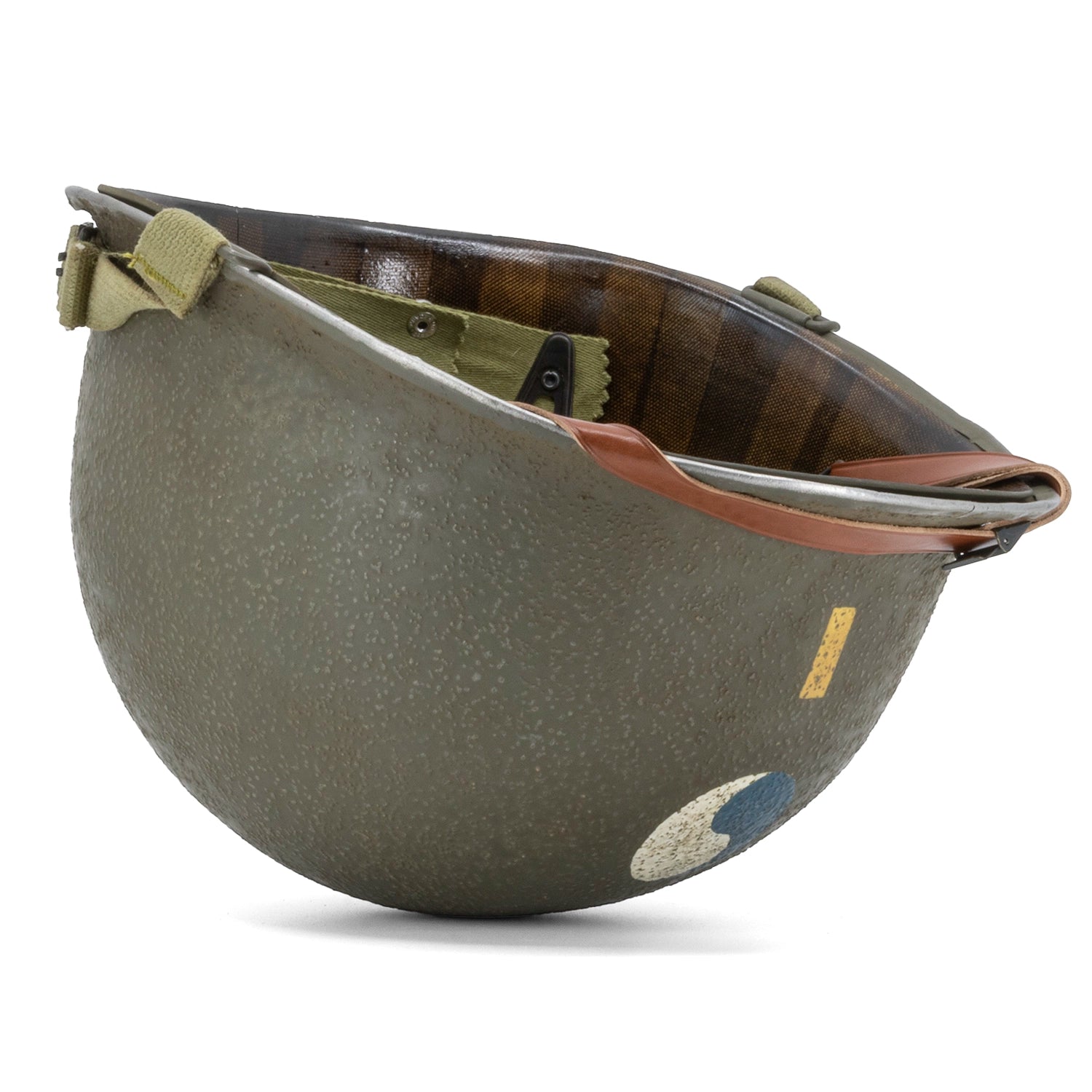 Casque Complet Infanterie Original Schlueter et liner Firestone version 29th ID 2nd Lieutenant Battle Battered casque posé à l'envers vue 3/4 avant