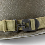 Casque Complet Infanterie Original Schlueter et liner Firestone version 29th ID 2nd Lieutenant Battle Battered vue de la boucle à barre surélevée.