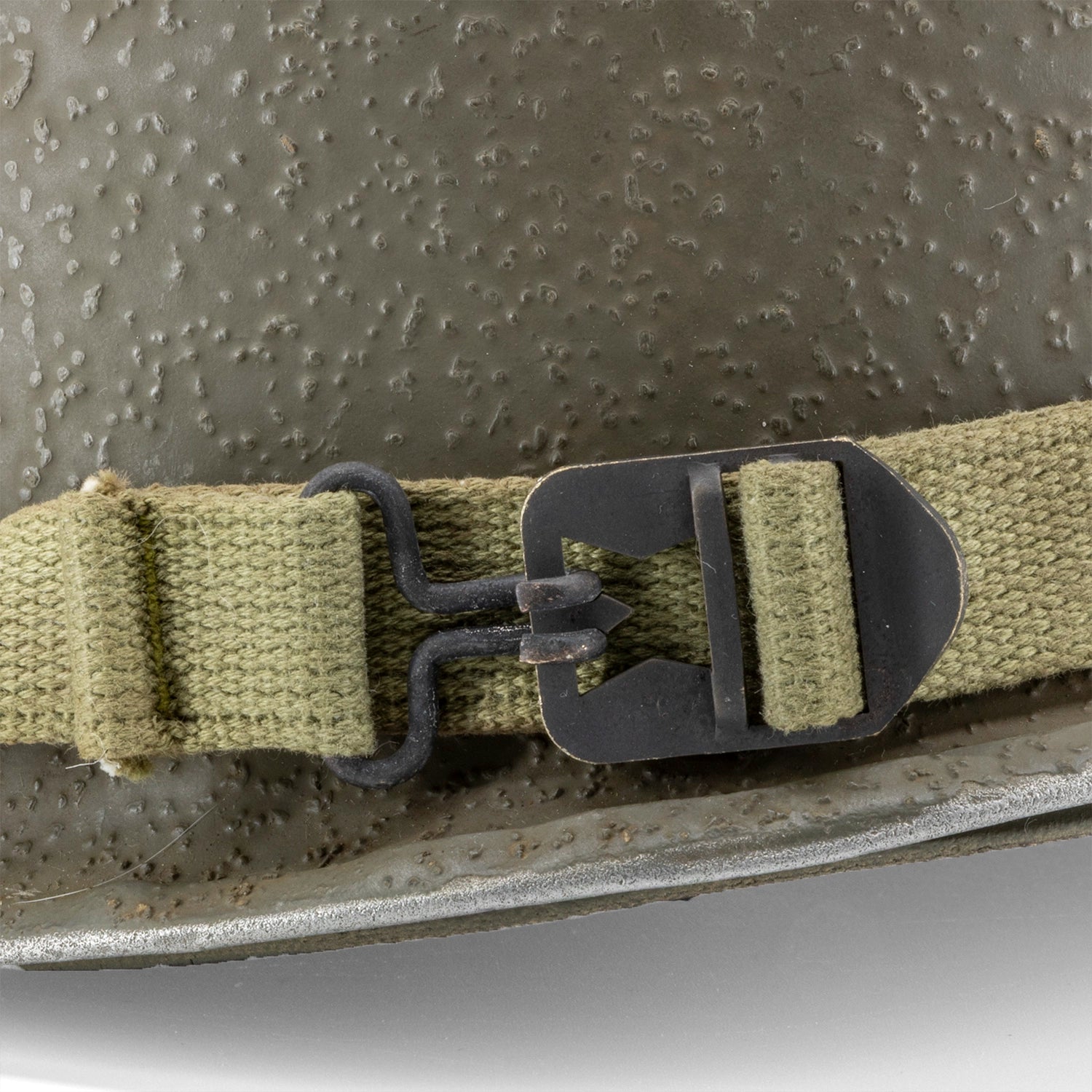 Casque Complet Infanterie Original Schlueter et liner Firestone version 29th ID 2nd Lieutenant Battle Battered vue de la boucle à barre surélevée.