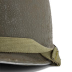 Casque Complet Infanterie Original Schlueter et liner Firestone version 29th ID 2nd Lieutenant Battle Battered vue de la texuture du casque.