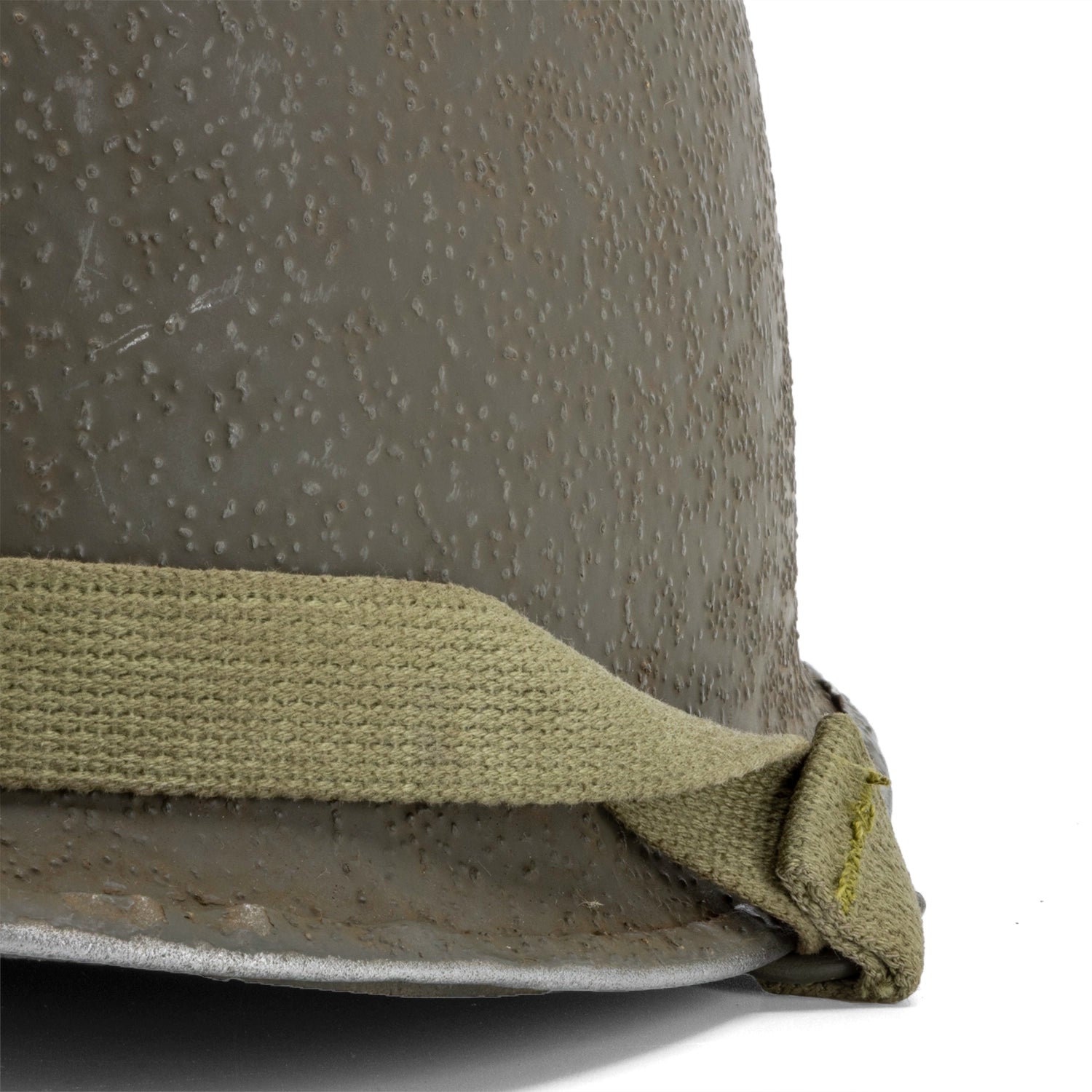 Casque Complet Infanterie Original Schlueter et liner Firestone version 29th ID 2nd Lieutenant Battle Battered vue de la texuture du casque.