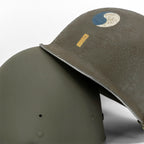 Casque Complet Infanterie Original Schlueter et liner Firestone version 29th ID 2nd Lieutenant Battle Battered coque posée sur le liner en gros plan.